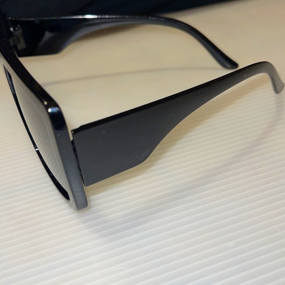 COPY - Oversized All black Sunglasses - Picture 4 of 5